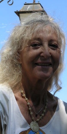 Portrait von Margot Anand.