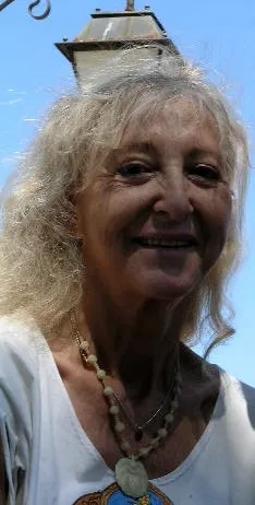 Portrait von Margot Anand.