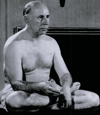 Pierre Bernard sitzt nackt im Schneidersitz.