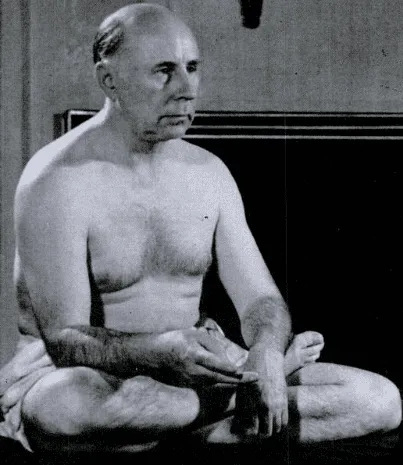 Pierre Bernard sitzt nackt im Schneidersitz.