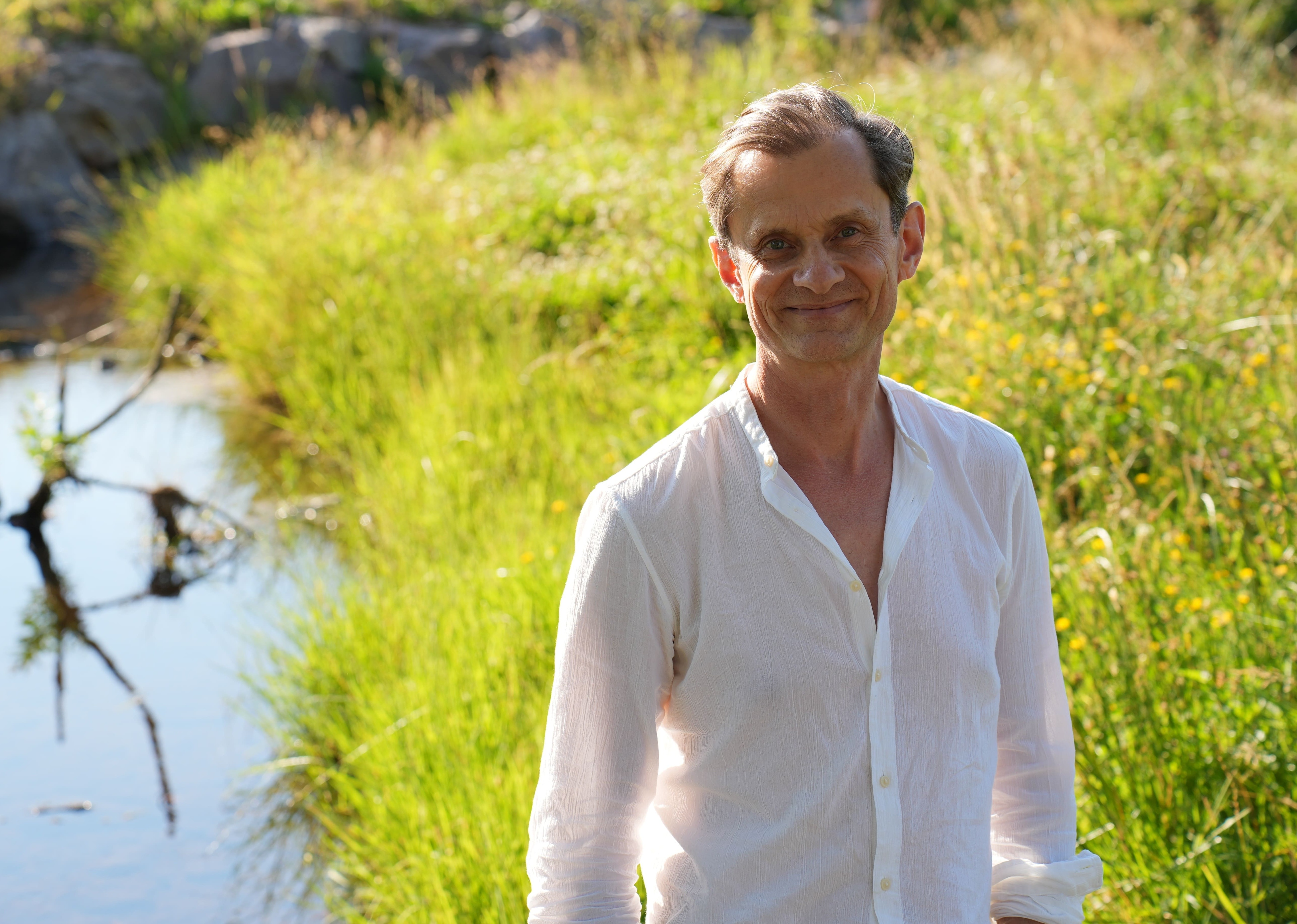 Michael Köllner am Wasser stehend.