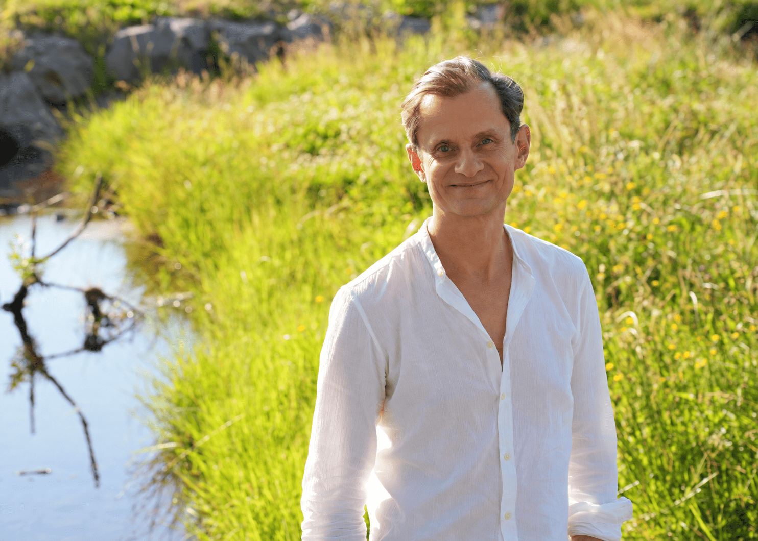 Michael Köllner am Wasser stehend.
