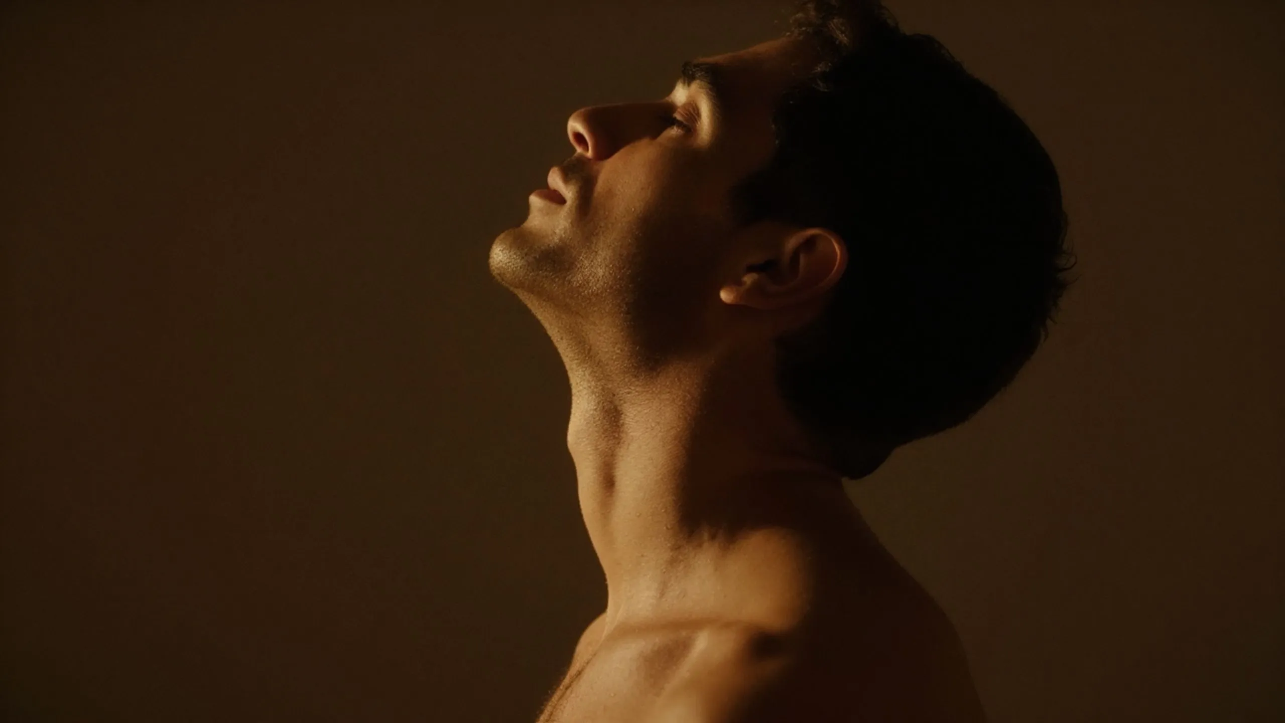 Als Symbolbild für entspannte Ratenzahlung für die Ausbildung zum Tantra-Masseur ein seitliches Portrait eines Mannes in warmem Licht.