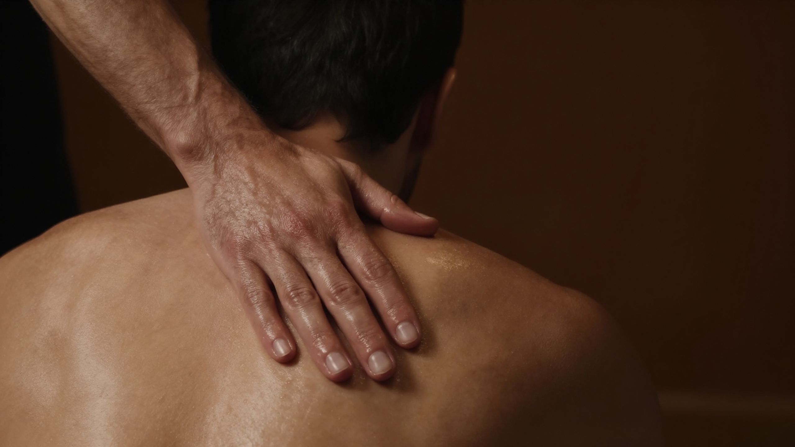 Ein Mann berührt einen anderen Mann in einer Tantra-Massage.