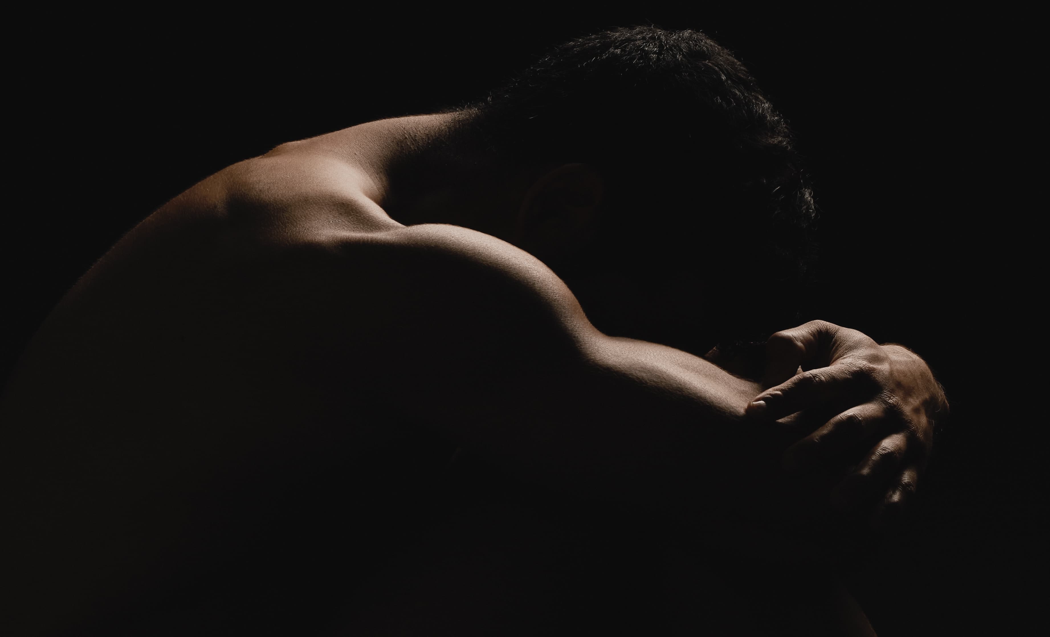 Platzhalterbild: männliche Silhouette, Licht und Schatten